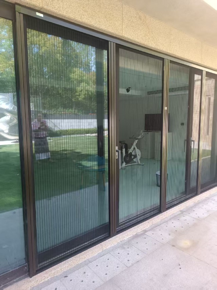 佘山玲瓏華府客戶安裝韋柏A2款雙開二聯動大紗門