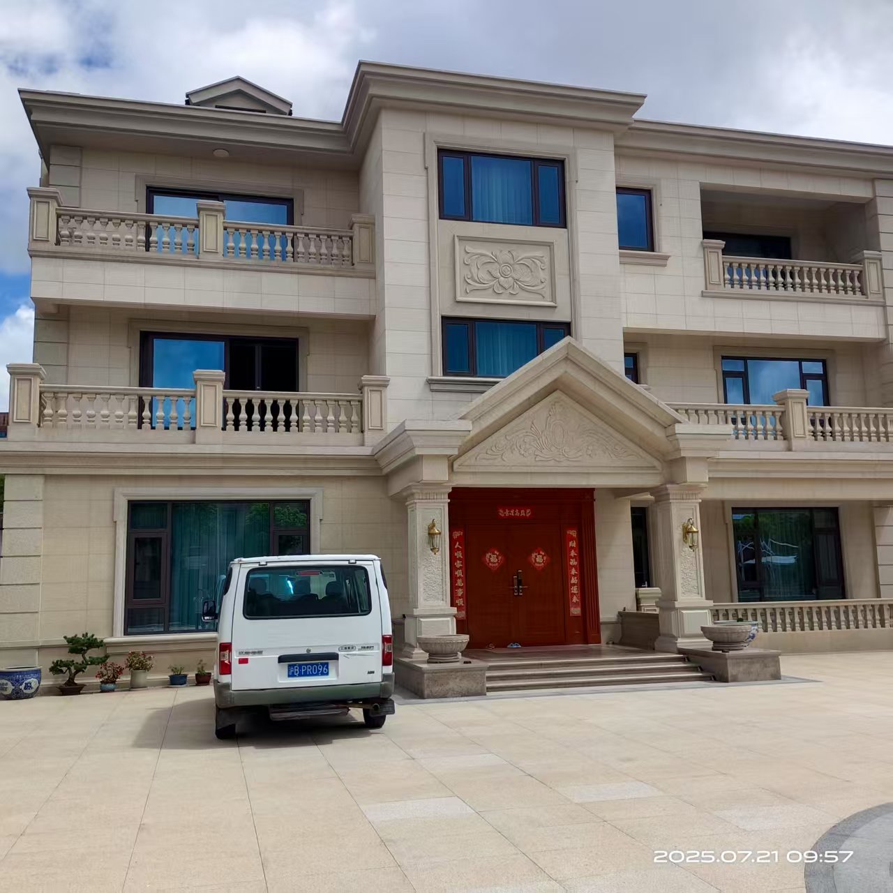 金橋云間綠大地別墅的詩意棲居中,韋柏 N2PLUS內置折疊紗窗